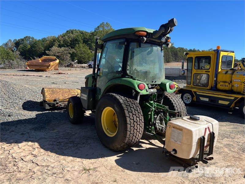 John Deere 4066R Broom Tractor (Inoperable) Внутренние подметальные машины