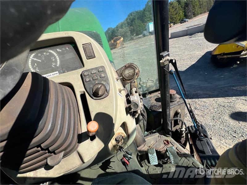 John Deere 4066R Broom Tractor (Inoperable) Внутренние подметальные машины