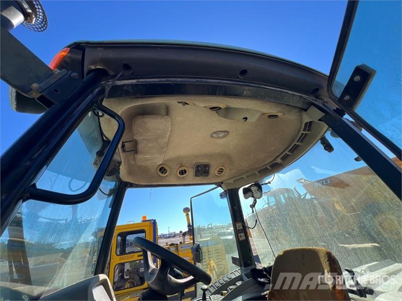 John Deere 4066R Broom Tractor (Inoperable) Внутренние подметальные машины
