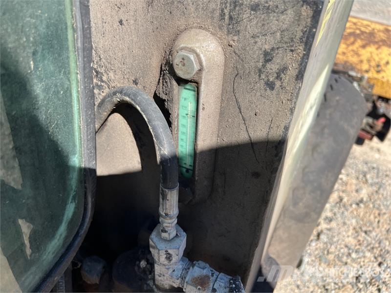 John Deere 4066R Broom Tractor (Inoperable) Внутренние подметальные машины