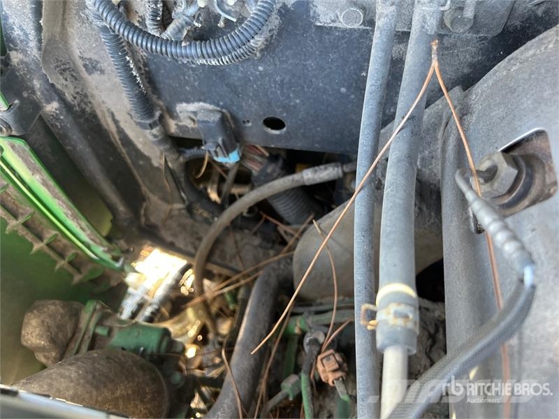 John Deere 4066R Broom Tractor (Inoperable) Внутренние подметальные машины