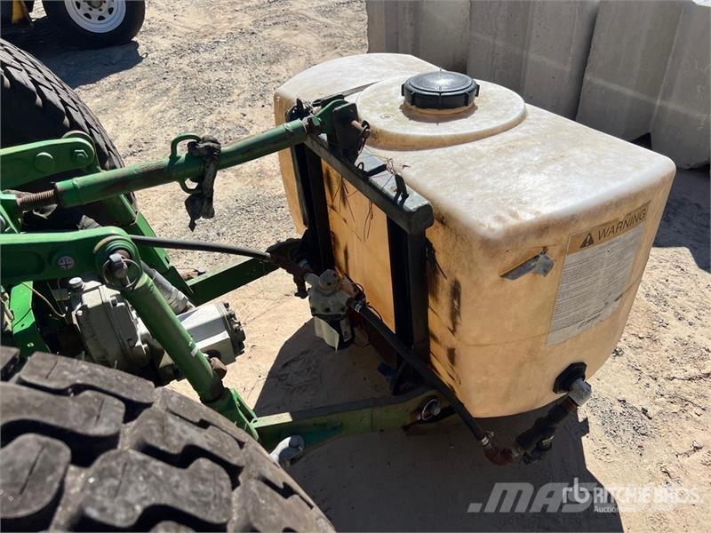 John Deere 4066R Broom Tractor (Inoperable) Внутренние подметальные машины