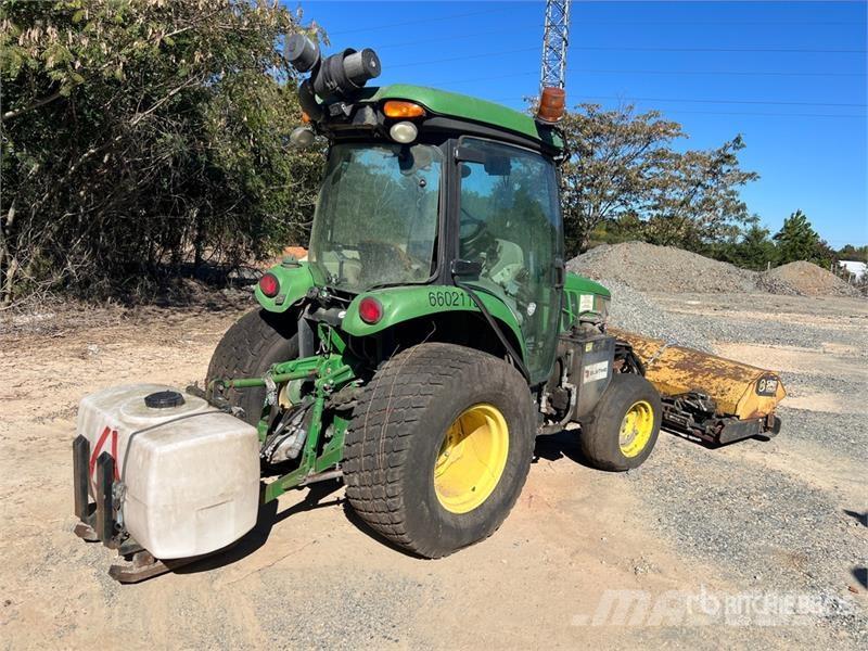 John Deere 4066R Broom Tractor (Inoperable) Внутренние подметальные машины