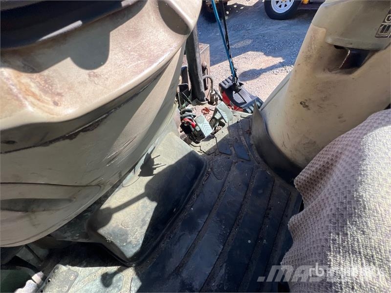 John Deere 4066R Broom Tractor (Inoperable) Внутренние подметальные машины