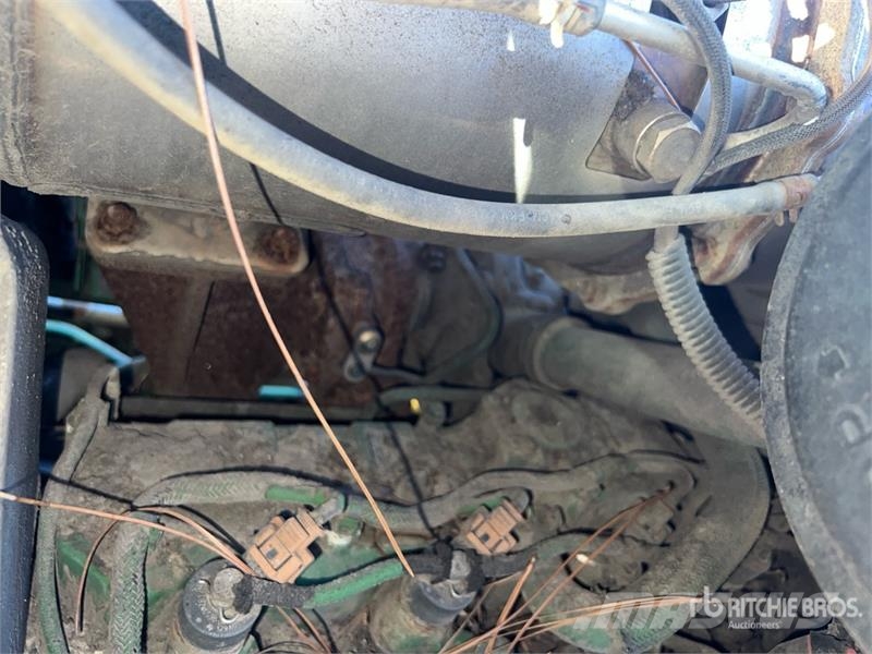 John Deere 4066R Broom Tractor (Inoperable) Внутренние подметальные машины