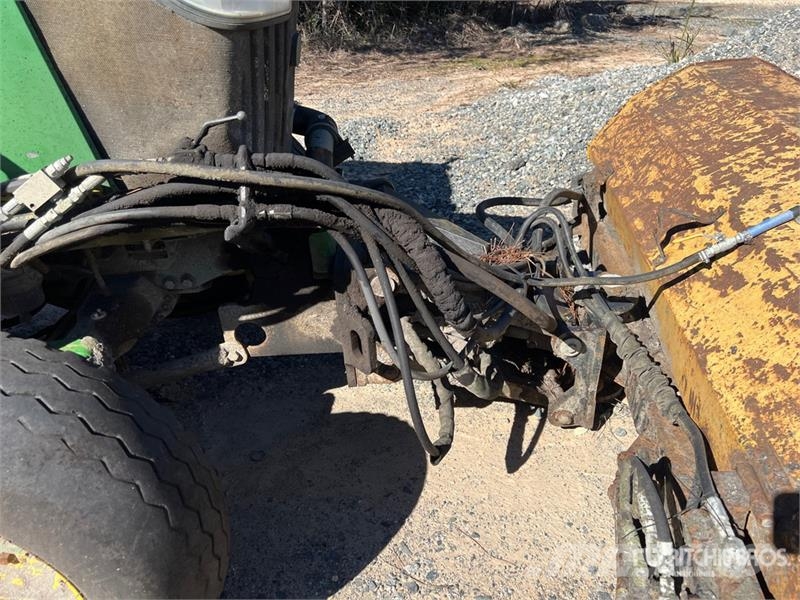 John Deere 4066R Broom Tractor (Inoperable) Внутренние подметальные машины