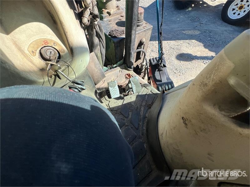 John Deere 4066R Broom Tractor (Inoperable) Внутренние подметальные машины