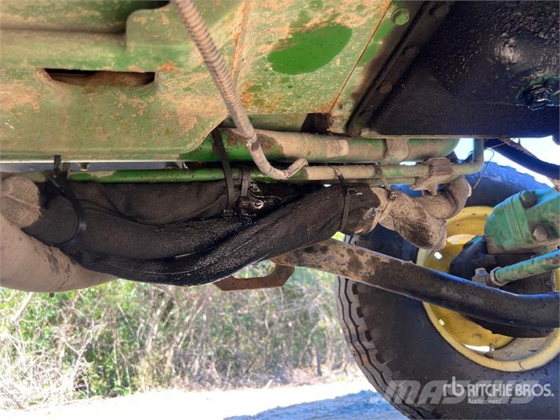 John Deere 4066R Broom Tractor (Inoperable) Внутренние подметальные машины