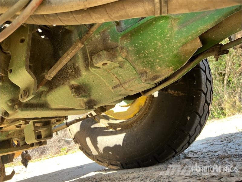 John Deere 4066R Broom Tractor (Inoperable) Внутренние подметальные машины