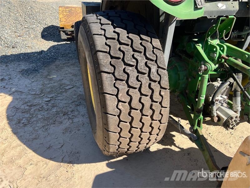 John Deere 4066R Broom Tractor (Inoperable) Внутренние подметальные машины