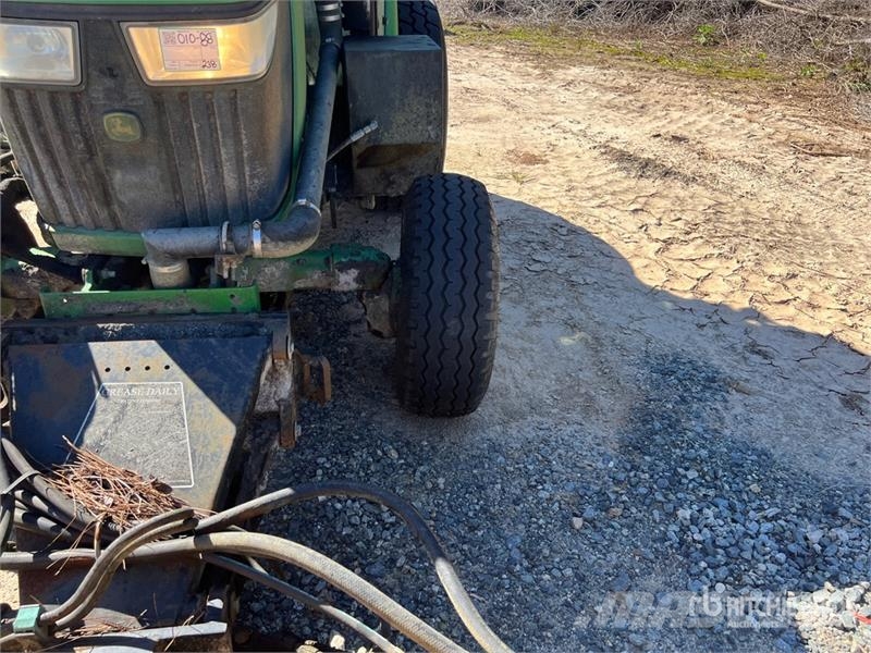 John Deere 4066R Broom Tractor (Inoperable) Внутренние подметальные машины