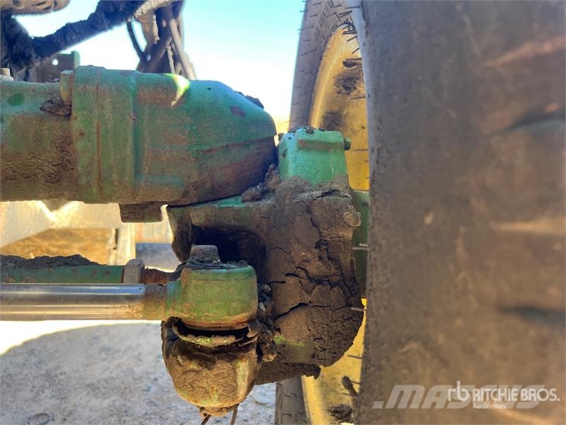 John Deere 4066R Broom Tractor (Inoperable) Внутренние подметальные машины