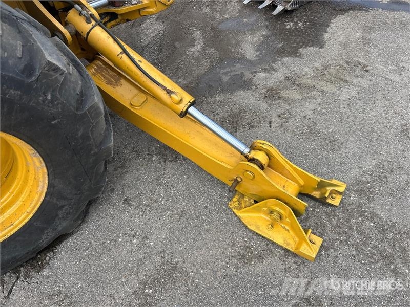John Deere 410G Ekskavatori-iekrāvēji