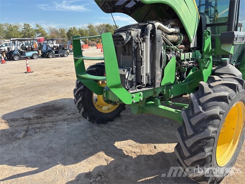 John Deere 5100E الجرارات