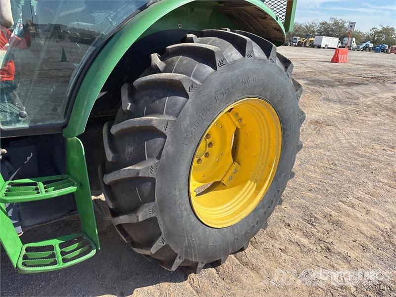 John Deere 5100E الجرارات
