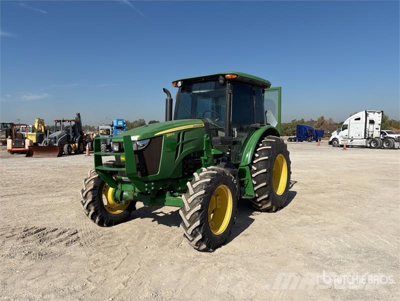 John Deere 5100E الجرارات