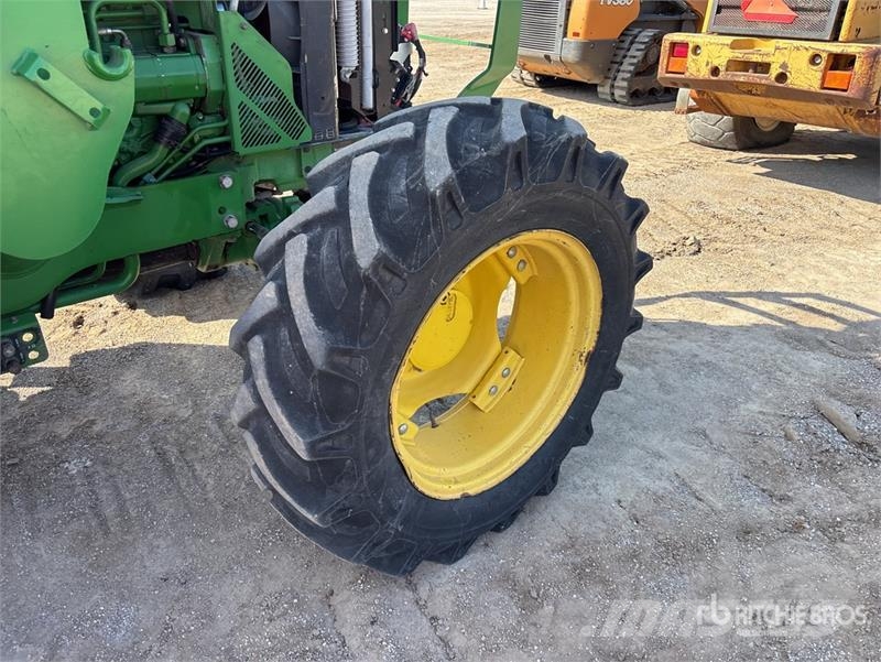 John Deere 5100E الجرارات