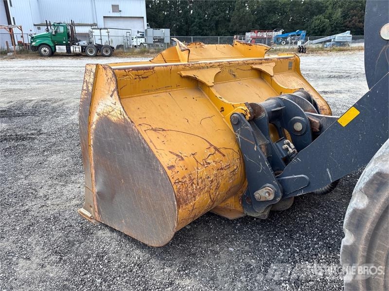 John Deere 624P Wheel Loader Pale gommate