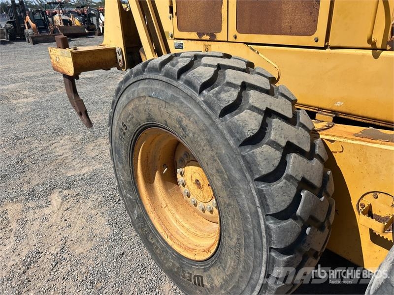 John Deere 672D Грейдери