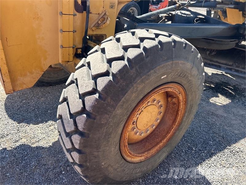 John Deere 672D Грейдери