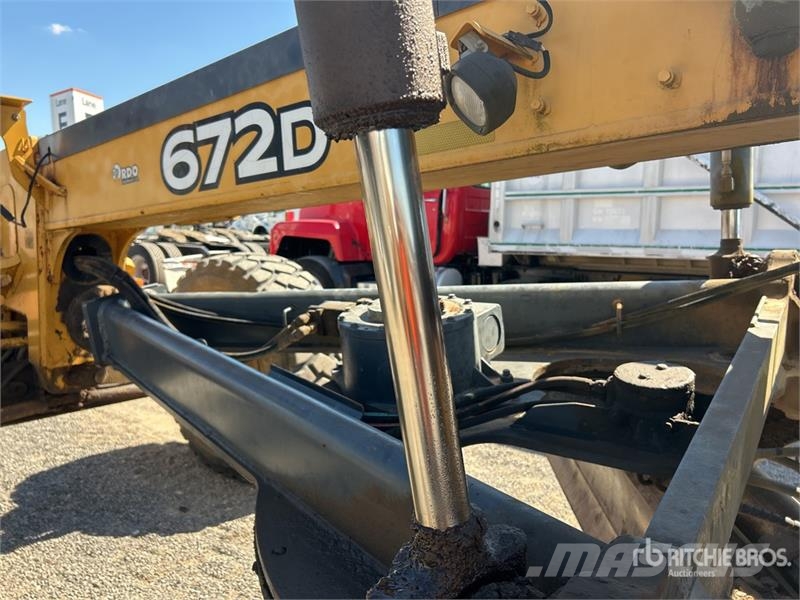 John Deere 672D Грейдери