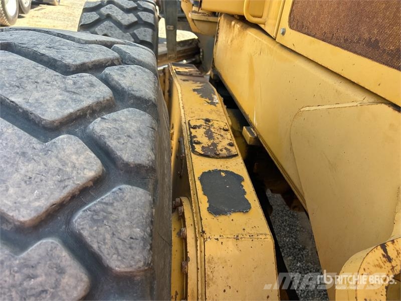 John Deere 672D Грейдери