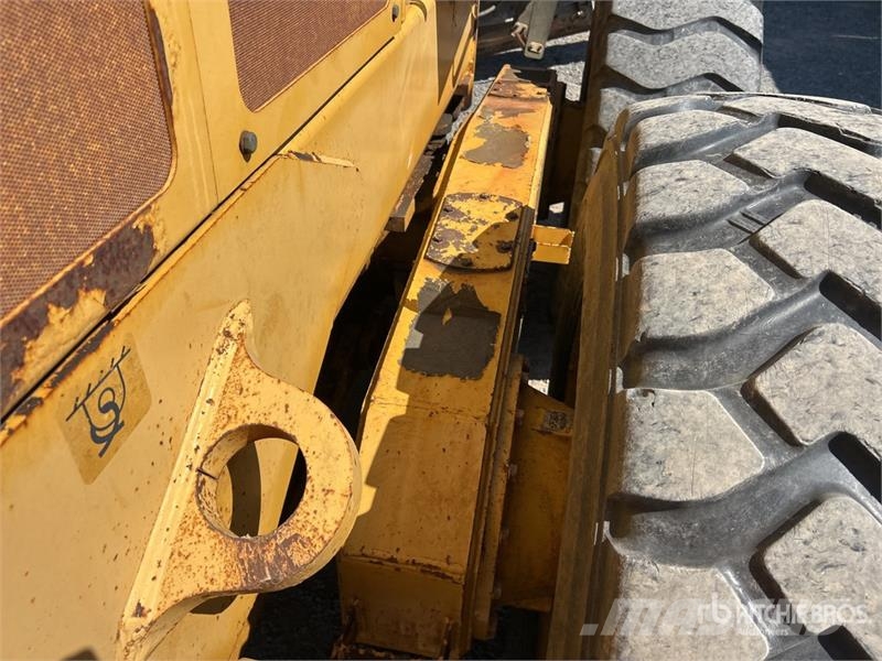 John Deere 672D Грейдери