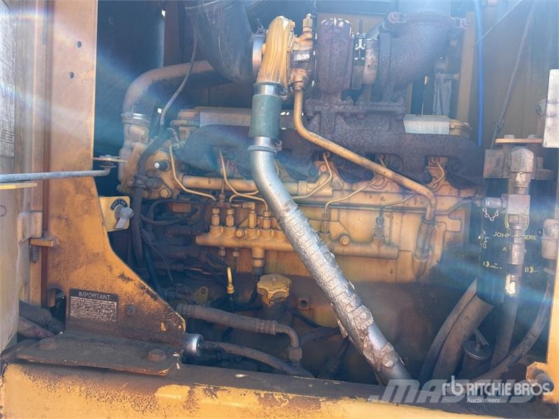 John Deere 672D Грейдери