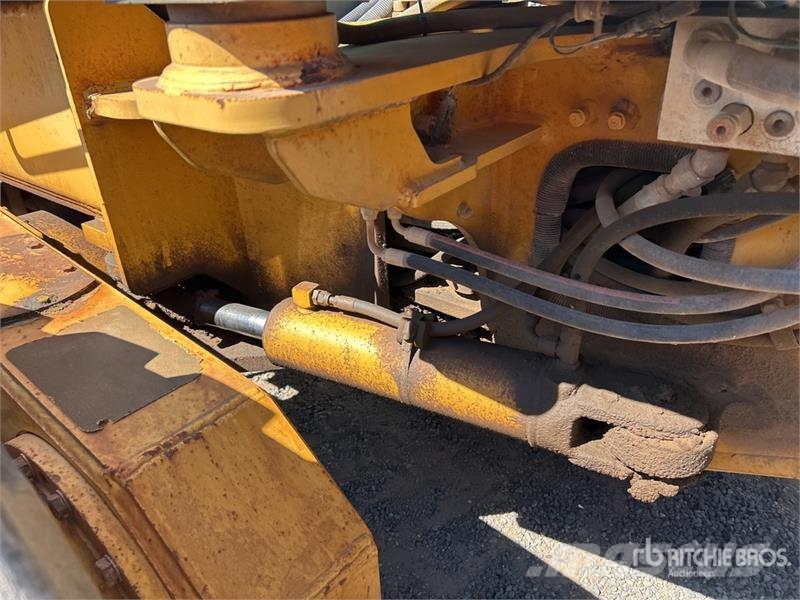 John Deere 672D Грейдери