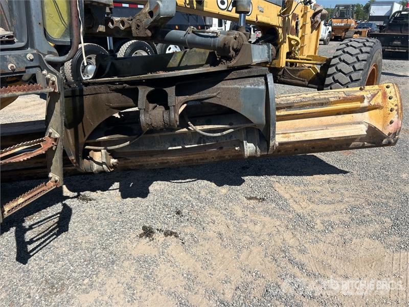 John Deere 672D Грейдери