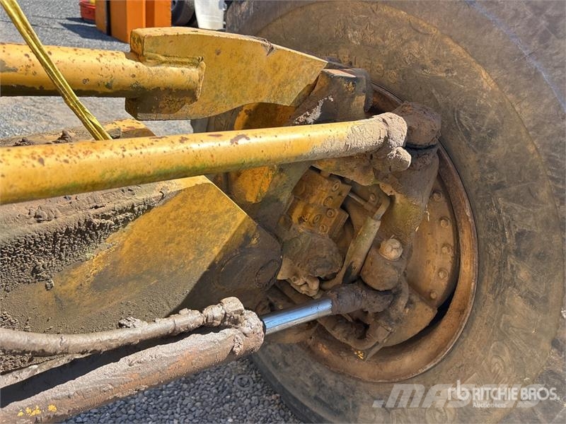 John Deere 672D Грейдери