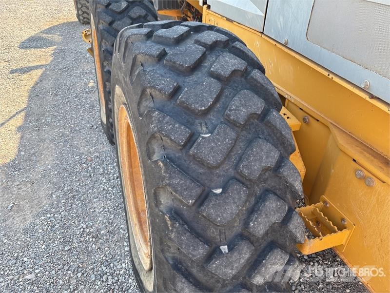 John Deere 672G AWD Motor Grader Greideriai