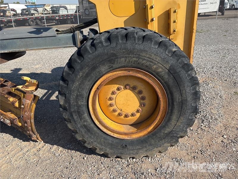 John Deere 672G AWD Motor Grader Greideriai