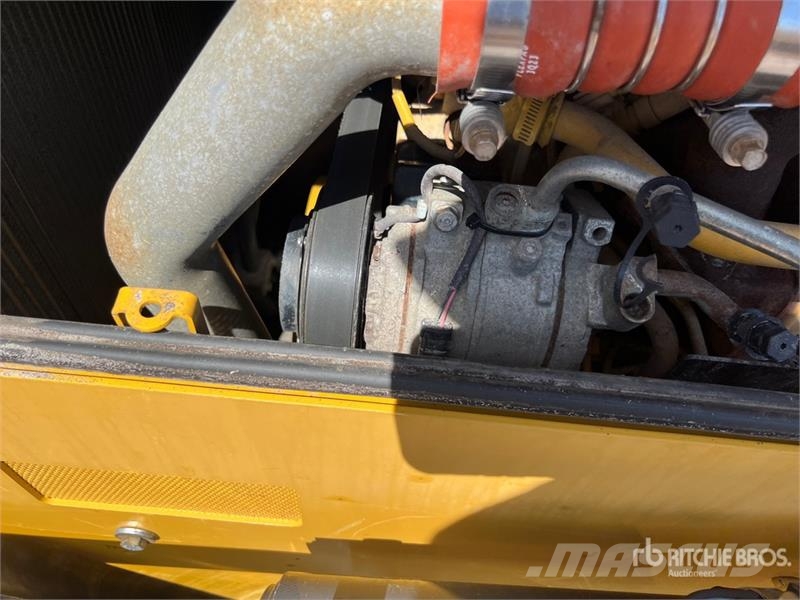 John Deere 700L LGP Crawler Dozer Telaketjupuskutraktorit