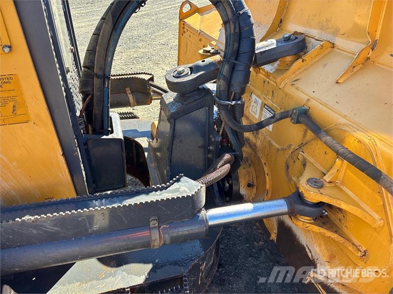 John Deere 700L LGP Crawler Dozer Telaketjupuskutraktorit