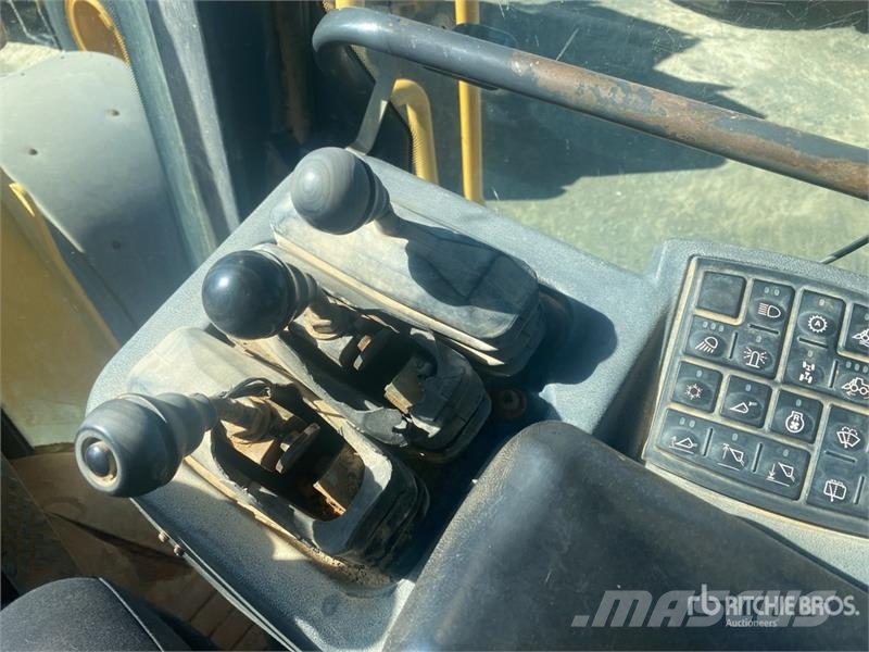 John Deere 744J Wielladers