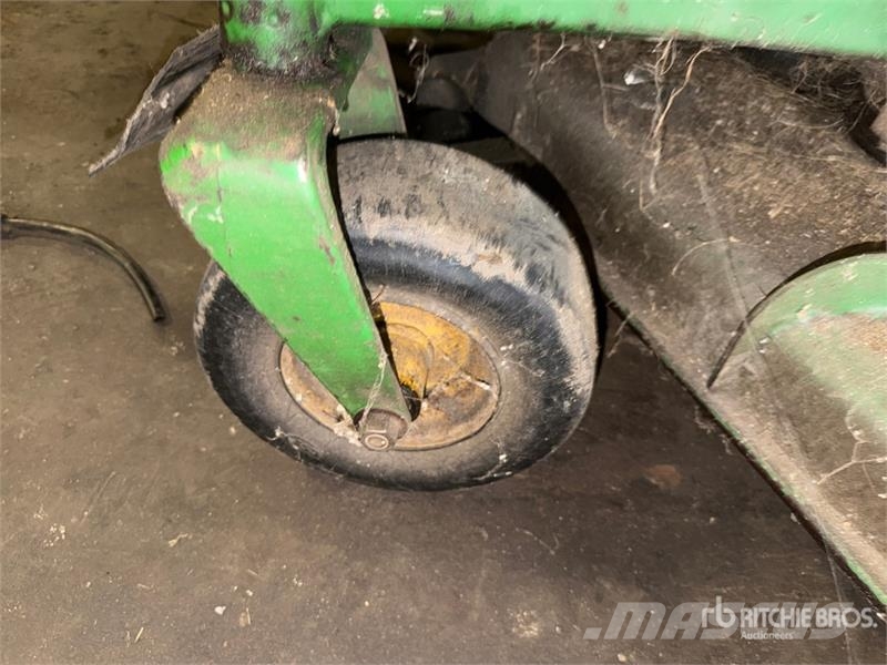 John Deere 777 Z-Trak Zero-Turn Lawn Mower Päältäajettavat ruohonleikkurit