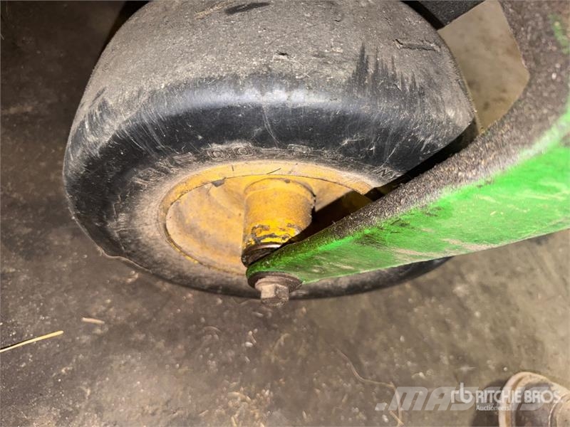 John Deere 777 Z-Trak Zero-Turn Lawn Mower Päältäajettavat ruohonleikkurit