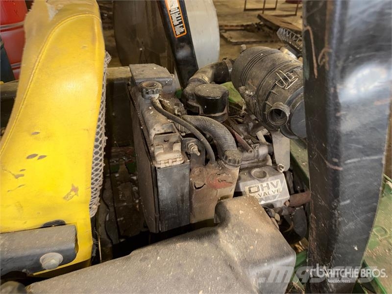 John Deere 777 Z-Trak Zero-Turn Lawn Mower Päältäajettavat ruohonleikkurit