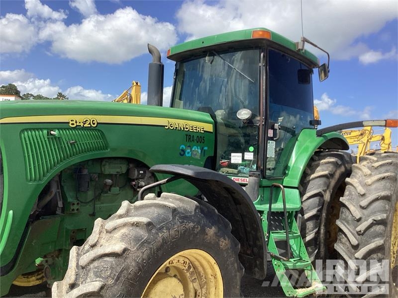 John Deere 8420 الجرارات