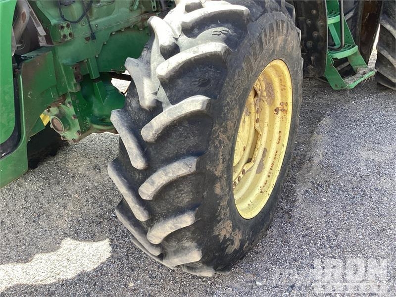 John Deere 8420 الجرارات