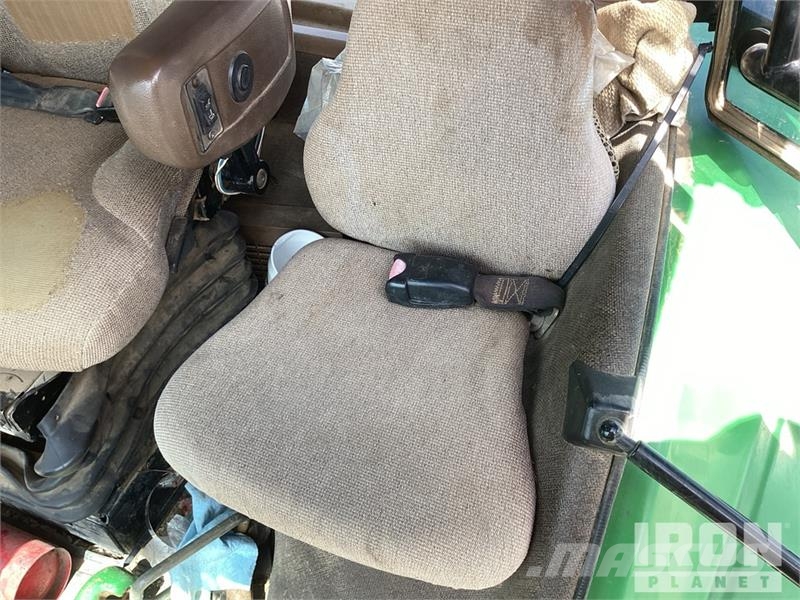 John Deere 8420 الجرارات