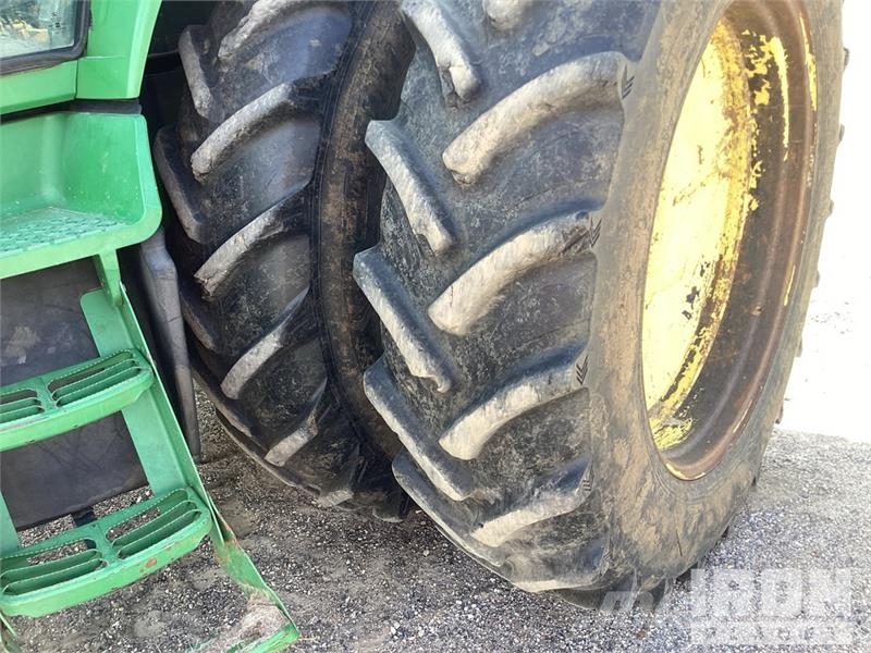 John Deere 8420 الجرارات