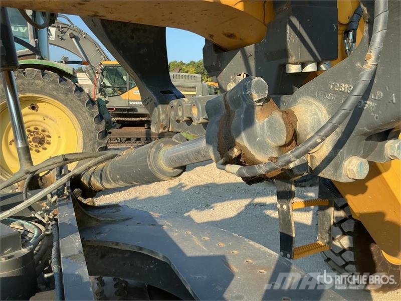 John Deere 872G معدات تمهيد الطرق