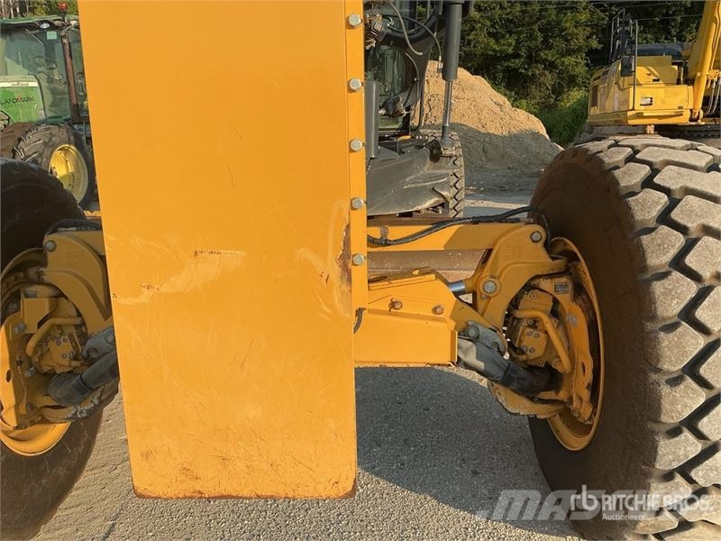 John Deere 872G معدات تمهيد الطرق