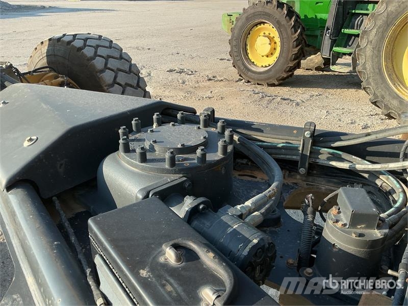 John Deere 872G معدات تمهيد الطرق