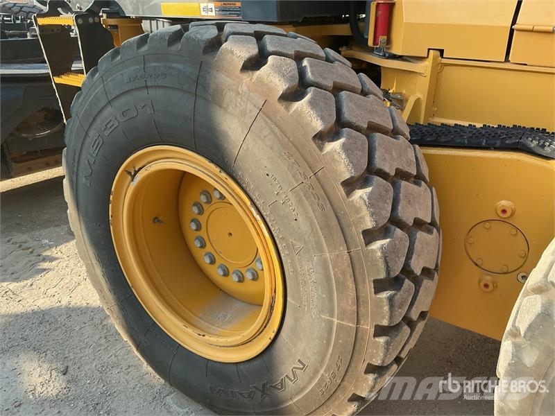John Deere 872G معدات تمهيد الطرق