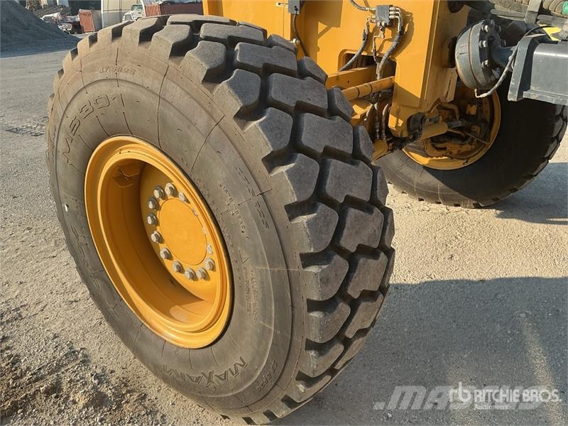 John Deere 872G معدات تمهيد الطرق
