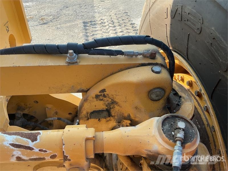 John Deere 872G معدات تمهيد الطرق