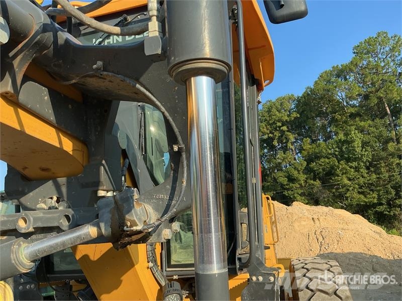John Deere 872G معدات تمهيد الطرق